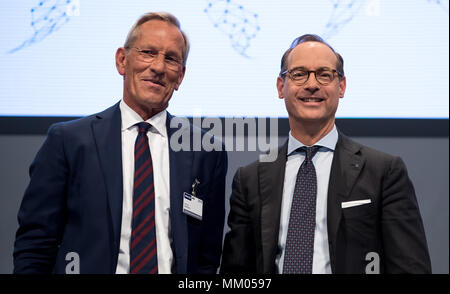 09 Mai 2018, Deutschland, München: CEO der Allianz SE, Oliver Baete (R), und Vorsitzender des Vorstandes Michael Diekmann stehend auf der Bühne vor Beginn der Hauptversammlung der Allianz. Foto: Sven Hoppe/dpa Stockfoto