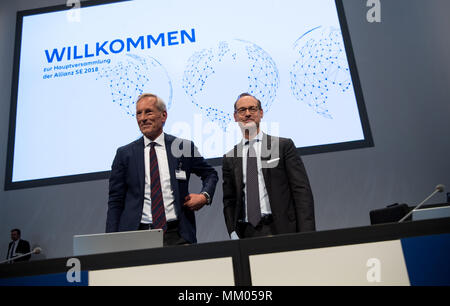 09 Mai 2018, Deutschland, München: CEO der Allianz SE, Oliver Baete (R), und Vorsitzender des Vorstandes Michael Diekmann stehend auf der Bühne vor Beginn der Hauptversammlung der Allianz. Foto: Sven Hoppe/dpa Stockfoto