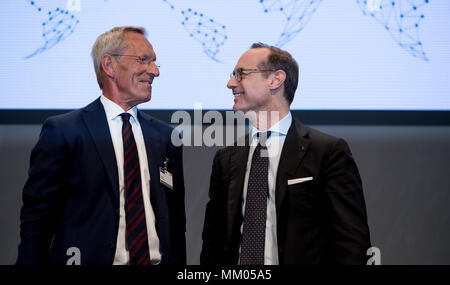 09 Mai 2018, Deutschland, München: CEO der Allianz SE, Oliver Baete (R), und Vorsitzender des Vorstandes Michael Diekmann stehend auf der Bühne vor Beginn der Hauptversammlung der Allianz. Foto: Sven Hoppe/dpa Stockfoto