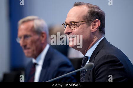 09 Mai 2018, Deutschland, München: CEO der Allianz SE, Oliver Baete (R), und Vorsitzender des Vorstandes Michael Diekmann sitzen auf der Bühne vor Beginn der Hauptversammlung der Allianz. Foto: Sven Hoppe/dpa Stockfoto