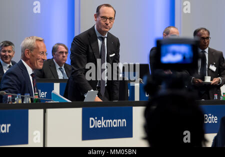 09 Mai 2018, Deutschland, München: CEO der Allianz SE, Oliver Baete (C), und Vorsitzender des Vorstandes Michael Diekmann (L) sitzen auf dem Podium vor Beginn der Hauptversammlung der Allianz. Foto: Sven Hoppe/dpa Stockfoto