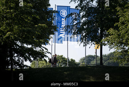 09 Mai 2018, Deutschland, München: Flaggen der Versicherungskonzern Allianz SE in den Wind vor der Hauptversammlung der Gesellschaft vor der Olympiahalle beginnen. Foto: Sven Hoppe/dpa Stockfoto