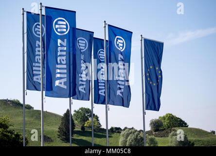 09 Mai 2018, Deutschland, München: Flaggen der Versicherungskonzern Allianz SE in den Wind zu Beginn der Hauptversammlung der Gesellschaft vor der Olympiahalle. Foto: Sven Hoppe/dpa Stockfoto