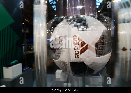 09 Mai 2018, Deutschland, Fürth: Der offizielle Spielball für die WM 2018 in Russland", Adidas Telstar 18', ist auf einem Display im Rahmen der Hauptversammlung der adidas AG. Foto: Daniel Karmann/dpa Stockfoto
