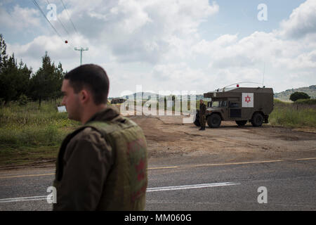 Golanhöhen, Israel. 09 Mai, 2018. Israelische Soldaten und militärische Fahrzeuge sind in der Nähe der Grenze zu Syrien, in die Golanhöhen, Israel, 09. Mai 2018. Die israelische Armee mobilisiert Reservisten aufgrund von Bedenken über eine mögliche Angriffe durch iranische Truppen in Syrien. Credit: Ilia Yefimovich/dpa/Alamy leben Nachrichten Stockfoto