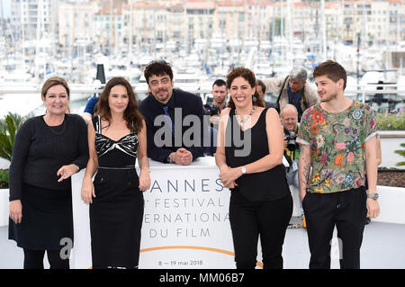 Cannes, Frankreich. 09 Mai, 2018. 71. Filmfestival in Cannes 2018, Photocall Un Certain Regard Jury. Im Bild: Benicio Del Toro, Virginie Ledoyen Kantemir Balagov, Annemarie Jacir, Julie Huntsinger Credit: Unabhängige Fotoagentur Srl/Alamy leben Nachrichten Stockfoto