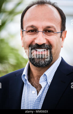 Cannes, Frankreich. 9. Mai, 2018. Asghar Farhadi zu einem Fotoshooting für Jedermann weiß am Mittwoch, 9. Mai 2018 als Teil der 71st Cannes Film Festival findet im Palais des Festivals, Cannes. Im Bild: Asghar Farhadi. Bild von Julie Edwards. Stockfoto