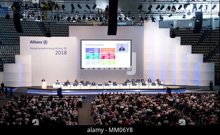 09 Mai 2018, Deutschland, München: CEO der Allianz SE, Oliver Baete (L), Sprechen während der Hauptversammlung der Allianz. Foto: Sven Hoppe/dpa Stockfoto