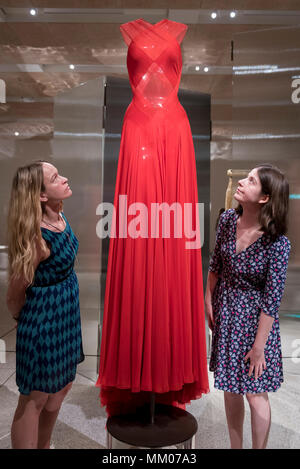 London, Großbritannien. 9. Mai 2018. Mitarbeiter stellen bei der Preview von "Azzedine Alaïa: Der Couturier', der erste britische Ausstellung von Azzedine Alaïa Prüfung die Arbeit von einer der angesehensten Designer in der Geschichte. Über 60 seltene und ikonische Kleidungsstücke sind auf dem Display neben einer Reihe von speziell in Auftrag gegebenen Teile. Die Ausstellung läuft vom 10. Mai bis zum 7. Oktober 2018 an das Design Museum. Credit: Stephen Chung/Alamy leben Nachrichten Stockfoto