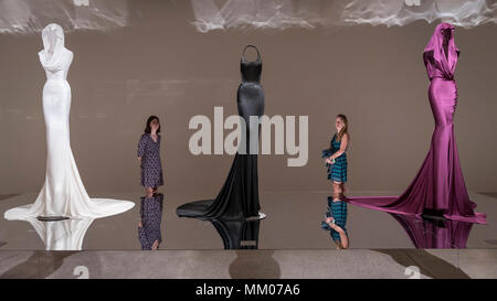 London, Großbritannien. 9. Mai 2018. Mitarbeiter stellen bei der Preview von "Azzedine Alaïa: Der Couturier', der erste britische Ausstellung von Azzedine Alaïa Prüfung die Arbeit von einer der angesehensten Designer in der Geschichte. Über 60 seltene und ikonische Kleidungsstücke sind auf dem Display neben einer Reihe von speziell in Auftrag gegebenen Teile. Die Ausstellung läuft vom 10. Mai bis zum 7. Oktober 2018 an das Design Museum. Credit: Stephen Chung/Alamy leben Nachrichten Stockfoto