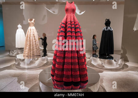 London, Großbritannien. 9. Mai 2018. Besucher bei der Vorschau von "Azzedine Alaïa: Der Couturier', der erste britische Ausstellung von Azzedine Alaïa Prüfung die Arbeit von einer der angesehensten Designer in der Geschichte. Über 60 seltene und ikonische Kleidungsstücke sind auf dem Display neben einer Reihe von speziell in Auftrag gegebenen Teile. Die Ausstellung läuft vom 10. Mai bis zum 7. Oktober 2018 an das Design Museum. Credit: Stephen Chung/Alamy leben Nachrichten Stockfoto