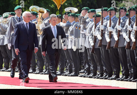 09 Mai 2018, Deutschland, Berlin: Deutsche Präsident Frank-Walter Steinmeier (L) begrüßt der Präsident von Kolumbien, Juan Manuel Santos, am Schloss Bellevue mit militaerischen Ehren. Foto: Wolfgang Kumm/dpa Quelle: dpa Picture alliance/Alamy leben Nachrichten Stockfoto