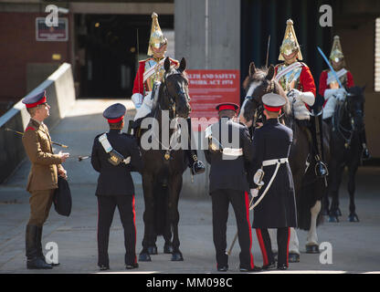 Die Hyde Park Barracks, London, UK. 9. Mai 2018. Hinter den Kulissen'Day im Leben der Household Cavalry Regiment" montiert. Prinz Harry trat der Blues und Royals im April 2006 und serviert mit der Household Cavalry Regiment, Unternehmen zwei Touren von Afghanistan und steigt in den Rang eines Hauptmanns. Foto: Tägliche Kontrolle über die Regimental Square. Credit: Malcolm Park/Alamy Leben Nachrichten. Stockfoto