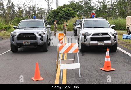 (180509) - PAHOA, Mai 9, 2018 (Xinhua) - Soldaten der Oklahoma Army National Guard Block die Straße nach Leilani Immobilien in Pahoa, Hawaii, in den Vereinigten Staaten am 8. Mai 2018. Der Ausbruch des Kilauea Vulkans hat 36 Strukturen zerstört und Hunderte Menschen evakuiert. Es gibt 14 Lava-und-Gas produzierenden Risse in Leilani Estates, nachdem die zwei Neuen Dienstag gebildet. (Xinhua / Tao Xiyi) (zjl) Stockfoto