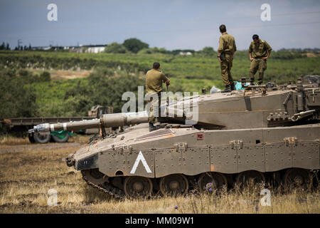 Golanhöhen, Israel. 09 Mai, 2018. Israelische Soldaten auf einem merkava Mark IV Tank, die entlang der Grenze zu Syrien, in die Golanhöhen, Israel, 09. Mai 2018. Die israelische Armee mobilisiert Reservisten aufgrund von Bedenken über eine mögliche Angriffe durch iranische Truppen in Syrien. Credit: Ilia Yefimovich/dpa/Alamy leben Nachrichten Stockfoto