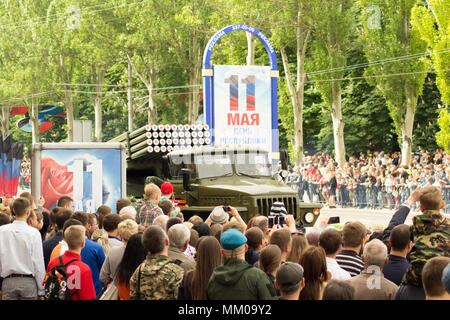 Donezk Donezk Volksrepublik. Mai 9, 2018: Sowjetischer anti-air gun Track mit GUNNERS an der Hauptstraße der Stadt Donezk während der Tag des Sieges Parade. DONEZK Donezk Volksrepublik. Mai 9, 2018: Sowjetische Artillerie MLRS BM-21 Grad auf der Hauptstraße der Stadt während der Sieg von Donezk Day Parade. Credit: Eine 147/Alamy leben Nachrichten Stockfoto