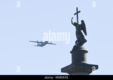 (180509) - ST. PETERSBURG, Mai 9, 2018 (Xinhua) - ein Flugzeug in der Sieg Day Parade in St. Petersburg in Russland, 9. Mai 2018. Der 73. Jahrestag des Sieges über Nazi-Deutschland im Zweiten Weltkrieg war hier am Mittwoch markiert. (Xinhua / Irina Motina) (SRB) Stockfoto