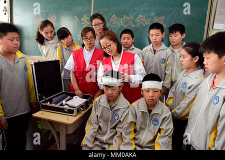 Shijiazhuang, China. 9. Mai, 2018. Die Schüler und Schülerinnen lernen Erste-Hilfe-Fähigkeiten, die von den Mitarbeitern des Krankenhauses in Xinle Xinle,Hebei Provinz Chinas, Kennzeichnung, die Welt des Roten Kreuzes und des Roten Halbmonds. Credit: SIPA Asien/ZUMA Draht/Alamy leben Nachrichten Stockfoto