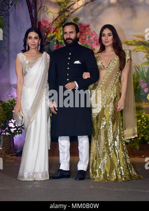 Indische Schauspielerin Karisma Kapoor mit Saif Ali Khan und Kareena Kapoor Khan an der Hochzeit von Schauspielerin Sonam Kapoor und Anand Ahuja im Hotel Leela in Mumbai. Stockfoto