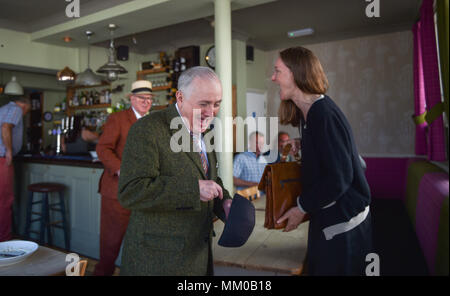 Brighton UK 9. Mai 2018 - namhafte Künstler Gilbert und George genossen ein Mittagessen im Pub zu genießen, bevor sie ihre eigene Ausstellung besuchen an Brighton Museum und Kunstgalerie, die die übersicht bis September bis September ist. Foto: Simon Dack Credit: Simon Dack/Alamy leben Nachrichten Stockfoto