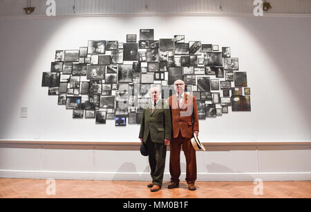 Brighton UK 9. Mai 2018 - namhafte Künstler Gilbert (links) und George ihre Ausstellung besuchen an Brighton Museum und Kunstgalerie, die die übersicht bis September bis September ist. Foto: Simon Dack/Alamy leben Nachrichten Stockfoto