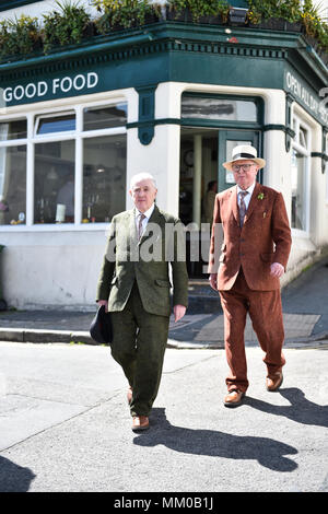 Brighton UK 9. Mai 2018 - namhafte Künstler Gilbert (links) und George ein Mittagessen im Pub zu genießen, bevor sie ihre eigene Ausstellung besuchen an Brighton Museum und Kunstgalerie, die die übersicht bis September bis September ist sehr genossen. Foto: Simon Dack Credit: Simon Dack/Alamy leben Nachrichten Stockfoto