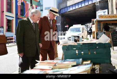 Brighton UK 9. Mai 2018 - namhafte Künstler Gilbert (links) und George einen Spaziergang durch die Straßen von Brightons North Laine, bevor ihre Ausstellung besuchen an Brighton Museum und Kunstgalerie, die die übersicht bis September bis September ist. Foto: Simon Dack Credit: Simon Dack/Alamy leben Nachrichten Stockfoto