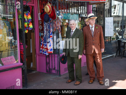 Brighton UK 9. Mai 2018 - namhafte Künstler Gilbert (links) und George einen Spaziergang durch die Straßen von Brightons North Laine, bevor ihre Ausstellung besuchen an Brighton Museum und Kunstgalerie, die die übersicht bis September bis September ist. Foto: Simon Dack Credit: Simon Dack/Alamy leben Nachrichten Stockfoto