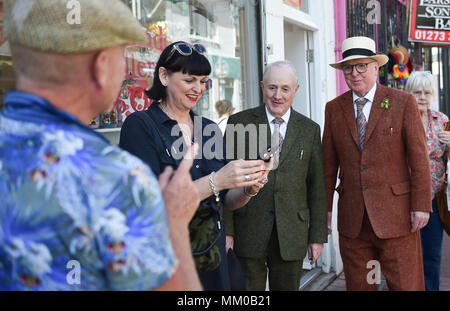 Brighton UK 9. Mai 2018 - namhafte Künstler Gilbert (links) und George posieren für Fotos, während man durch die Straßen von Brightons North Laine, bevor ihre Ausstellung besuchen an Brighton Museum und Kunstgalerie, die die übersicht bis September bis September ist. Foto: Simon Dack Credit: Simon Dack/Alamy leben Nachrichten Stockfoto