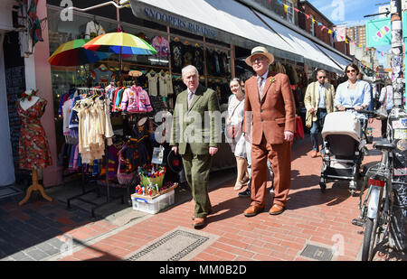 Brighton UK 9. Mai 2018 - namhafte Künstler Gilbert (links) und George einen Spaziergang durch die Straßen von Brightons North Laine, bevor ihre Ausstellung besuchen an Brighton Museum und Kunstgalerie, die die übersicht bis September bis September ist. Foto: Simon Dack Credit: Simon Dack/Alamy leben Nachrichten Stockfoto