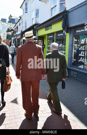 Brighton UK 9. Mai 2018 - namhafte Künstler Gilbert (rechts) und George machte einen Spaziergang durch die Straßen von Brightons North Laine, bevor ihre Ausstellung besuchen an Brighton Museum und Kunstgalerie, die die übersicht bis September bis September ist. Foto: Simon Dack Credit: Simon Dack/Alamy leben Nachrichten Stockfoto