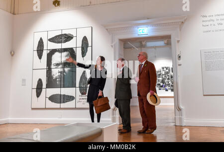 Brighton UK 9. Mai 2018 - namhafte Künstler Gilbert (links) und George ihre Ausstellung besuchen an Brighton Museum und Kunstgalerie, die die übersicht bis September bis September ist. Foto: Simon Dack Credit: Simon Dack/Alamy leben Nachrichten Stockfoto