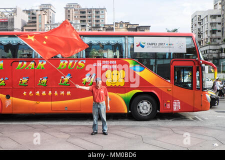 Taipei, Taiwan. 9. Mai 2018. Mainland China Tour Gruppen an der Basis der Taipei 101 Tower, ziehen zwei Demonstrationen, Taipei, Taiwan, Asien. Das Festland China Tour Busse Park vor der Taipei 101 Tower, das zweithöchste Gebäude der Welt, die auf den chinesischen Festlandsmarkt diese Touristenattraktion zu erhalten. Auf aussteigen und sich auf die Busse nationalistischen chinesischen Fans willkommen, sie fliegen die chinesische Flagge. Credit: Paul Quayle/Alamy leben Nachrichten Stockfoto