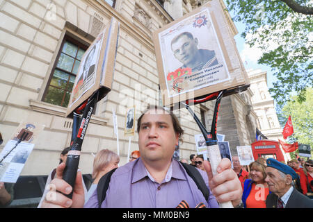 London, Großbritannien. 9. Mai 2018. Mitglieder der Britischen russischen Gemeinschaft nahmen an der Unsterblichen Regiment März Kennzeichnung der Tag des Sieges durch das Zentrum von London mit Blumen und Porträts zu gedenken und erinnern Sie sich, Verwandte, die im Zweiten Weltkrieg gegen NS-Deutschland Credit gekämpft: Amer ghazzal/Alamy leben Nachrichten Stockfoto