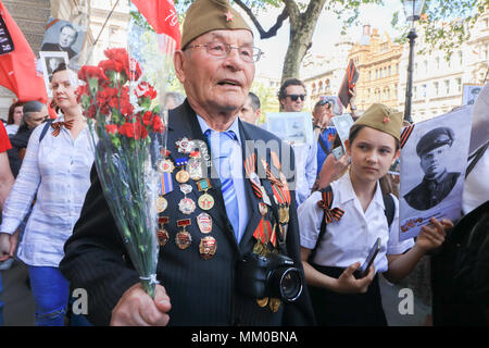 London, Großbritannien. 9. Mai 2018. Mitglieder der Britischen russischen Gemeinschaft nahmen an der Unsterblichen Regiment März Kennzeichnung der Tag des Sieges durch das Zentrum von London mit Blumen und Porträts zu gedenken und erinnern Sie sich, Verwandte, die im Zweiten Weltkrieg gegen NS-Deutschland Credit gekämpft: Amer ghazzal/Alamy leben Nachrichten Stockfoto