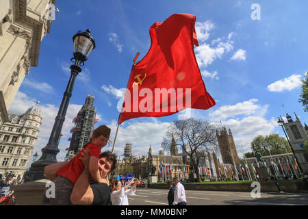 London, Großbritannien. 9. Mai 2018. Mitglieder der Britischen russischen Gemeinschaft nahmen an der Unsterblichen Regiment März Kennzeichnung der Tag des Sieges durch das Zentrum von London mit Blumen und Porträts zu gedenken und erinnern Sie sich, Verwandte, die im Zweiten Weltkrieg gegen NS-Deutschland Credit gekämpft: Amer ghazzal/Alamy leben Nachrichten Stockfoto