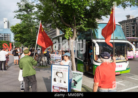 Taipei, Taiwan. 9. Mai 2018. Mainland China Tour Gruppen an der Basis der Taipei 101 Tower, ziehen zwei Demonstrationen, Taipei, Taiwan, Asien. Das Festland China Tour Busse Park vor der Taipei 101 Tower, das zweithöchste Gebäude der Welt, die auf den chinesischen Festlandsmarkt diese Touristenattraktion zu erhalten. Auf aussteigen und sich auf die Busse nationalistischen chinesischen Fans willkommen, sie fliegen die chinesische Flagge. Credit: Paul Quayle/Alamy leben Nachrichten Stockfoto