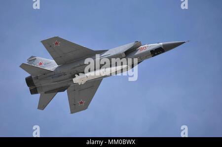 Moskau, Russland. 9. Mai 2018. Russische Mikoyan MiG-31-Kampfflugzeuge mit Durchführung der Kinzhal hyperschall Rakete Fly Pass die Überprüfung während der Militärparade auf dem 73. Sieg Tag markiert das Ende des Zweiten Weltkrieges auf dem Roten Platz am 9. Mai 2018 in Moskau, Russland. (Russische Vorsitz über Planetpix) Credit: Planetpix/Alamy leben Nachrichten Stockfoto