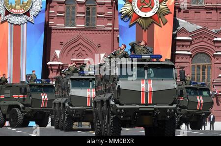 Moskau, Russland. 9. Mai 2018. Militärische Polizeibeamte in Taifun-K gepanzerte Fahrzeuge begrüssen, wie sie die Überprüfung während der Militärparade auf dem 73. Sieg Tag markiert das Ende des Zweiten Weltkrieges auf dem Roten Platz am 9. Mai 2018 in Moskau, Russland. (Russische Vorsitz über Planetpix) Credit: Planetpix/Alamy leben Nachrichten Stockfoto