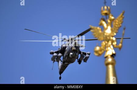 Moskau, Russland. 9. Mai 2018. Eine Russische Nacht Hunter Mi-28 Kampfhubschrauber fliegen die Überprüfung während der Militärparade auf dem 73. Sieg Tag markiert das Ende des Zweiten Weltkrieges auf dem Roten Platz am 9. Mai 2018 in Moskau, Russland. (Russische Vorsitz über Planetpix) Credit: Planetpix/Alamy leben Nachrichten Stockfoto