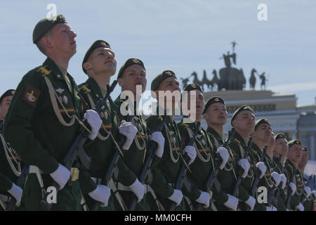 (180509) - ST. PETERSBURG, Mai 9, 2018 (Xinhua) - die russischen Soldaten März während der Sieg Day Parade in St. Petersburg in Russland, 9. Mai 2018. Der 73. Jahrestag des Sieges über Nazi-Deutschland im Zweiten Weltkrieg war hier am Mittwoch markiert. (Xinhua / Irina Motina) (SRB) Stockfoto