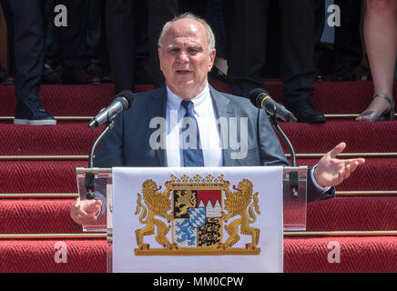 09 Mai 2018, München, Deutschland: Uli Hoeneß, Präsident des FC Bayern München, spricht während der Rezeption des FC Bayern München Team durch den Bayerischen Ministerpräsidenten an der Bayerischen Staatskanzlei. Eingeladen Fans der Record Meister nahm ebenfalls an der Veranstaltung teil. Söder hat der Deutsche Fußball-Meister als der beste Botschafter der freien Staat geehrt. Foto: Peter Kneffel/dpa Stockfoto