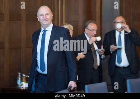 09 Mai 2018, Deutschland, Dresden: Der brandenburgische Ministerpraesident von der Sozialdemokratischen Partei (SPD), Dietmar Woidke, zu Beginn der Tagung auf hoher Ebene der oder Partnerschaft in der Sächsischen Staatskanzlei anreisen. Das Treffen wird mit der deutsch-polnischen Zusammenarbeit zu den Themen Gesundheit, Verkehr und Wissenschaft beschäftigen. Foto: Sebastian Kahnert/dpa Stockfoto