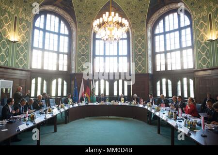 09 Mai 2018, Deutschland, Dresden: Die Teilnehmer der Tagung auf hoher Ebene der oder Partnerschaft in der Sächsischen Staatskanzlei sitzen. Das Treffen wird mit der deutsch-polnischen Zusammenarbeit zu den Themen Gesundheit, Verkehr und Wissenschaft beschäftigen. Foto: Sebastian Kahnert/dpa Stockfoto