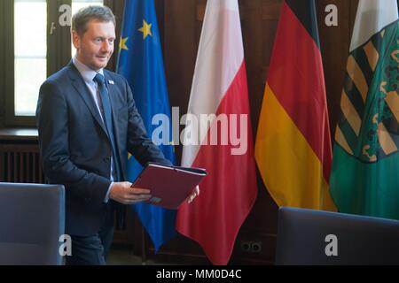 09 Mai 2018, Deutschland, Dresden: Sachsens Ministerpraesident von der Christlich Demokratischen Union (CDU), Michael Kretschmer, zu Beginn der Tagung auf hoher Ebene der oder Partnerschaft in der Sächsischen Staatskanzlei anreisen. Das Treffen wird mit der deutsch-polnischen Zusammenarbeit zu den Themen Gesundheit, Verkehr und Wissenschaft beschäftigen. Foto: Sebastian Kahnert/dpa Stockfoto