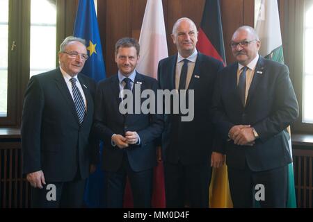 09 Mai 2018, Deutschland, Dresden: Wojciech Jankowiak (L-R), Stellvertretender Marschall der Woiwodschaft Großpolen Region Polens, Ministerpraesident von Sachsen von der Christlich Demokratischen Union (CDU), Michael Kretschmer, der brandenburgische Ministerpraesident von der Sozialdemokratischen Partei (SPD), Dietmar Woidke, und Marschall von Niederschlesien Provinz zu Beginn der Tagung auf hoher Ebene der oder Partnerschaft in der Sächsischen Staatskanzlei. Das Treffen wird mit der deutsch-polnischen Zusammenarbeit zu den Themen Gesundheit, Verkehr und Wissenschaft beschäftigen. Foto: Sebastian Kahnert/dpa Stockfoto