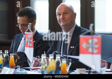 09 Mai 2018, Deutschland, Dresden: Der brandenburgische Ministerpraesident von der Sozialdemokratischen Partei (SPD), Dietmar Woidke, sitzen zu Beginn der Tagung auf hoher Ebene der oder Partnerschaft in der Sächsischen Staatskanzlei. Das Treffen wird mit der deutsch-polnischen Zusammenarbeit zu den Themen Gesundheit, Verkehr und Wissenschaft beschäftigen. Foto: Sebastian Kahnert/dpa Stockfoto