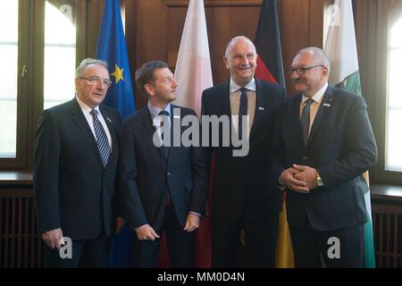 09 Mai 2018, Deutschland, Dresden: Wojciech Jankowiak (L-R), Stellvertretender Marschall der Woiwodschaft Großpolen Region Polens, Ministerpraesident von Sachsen von der Christlich Demokratischen Union (CDU), Michael Kretschmer, der brandenburgische Ministerpraesident von der Sozialdemokratischen Partei (SPD), Dietmar Woidke, und Marschall von Niederschlesien Provinz zu Beginn der Tagung auf hoher Ebene der oder Partnerschaft in der Sächsischen Staatskanzlei. Das Treffen wird mit der deutsch-polnischen Zusammenarbeit zu den Themen Gesundheit, Verkehr und Wissenschaft beschäftigen. Foto: Sebastian Kahnert/dpa Stockfoto