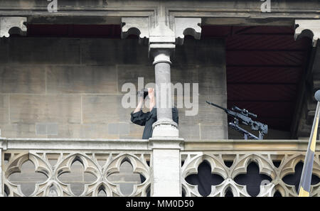 09 Mai 2018, Deutschland, Aachen: ein scharfschütze auf die Kathedrale. Der französische Präsident Längestrich empfängt den Karls Preis für eine kraftvolle Vision eines neuen Europa. Foto: Ina Faßbender/dpa Stockfoto