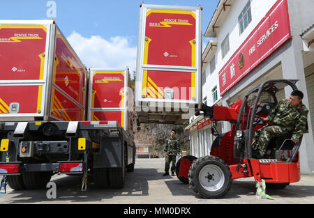 (180509) - CHENGDU, Mai 9, 2018 (Xinhua) - Fire Services officer Jiang Yuhang (L) Ansichten der Betrieb einer Rettung Lkw in Kaili Stadt, im Südwesten Chinas Provinz Guizhou, 8. Mai 2018. Am 17. Mai 2008, Jiang, ein 20-jähriger Highway Administration Mitarbeiter, wurde von den Feuerwehrmännern ausarbeiten, 123 Stunden nach war er in den Trümmern an Quake gefangen - schlagen Yingxiu Township von Wenchuan County, im Südwesten Chinas in der Provinz Sichuan. Jiang war ein Überlebender des 8.0 - Erdbeben, die Sichuan Wenchuan Grafschaft am 12. Mai 2008 getroffen. Das Beben links mehr als 69.000 Tote, 374.000 Verletzte, 18.000 fehlt Stockfoto